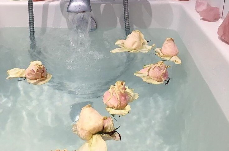 Мощная ванна с розой