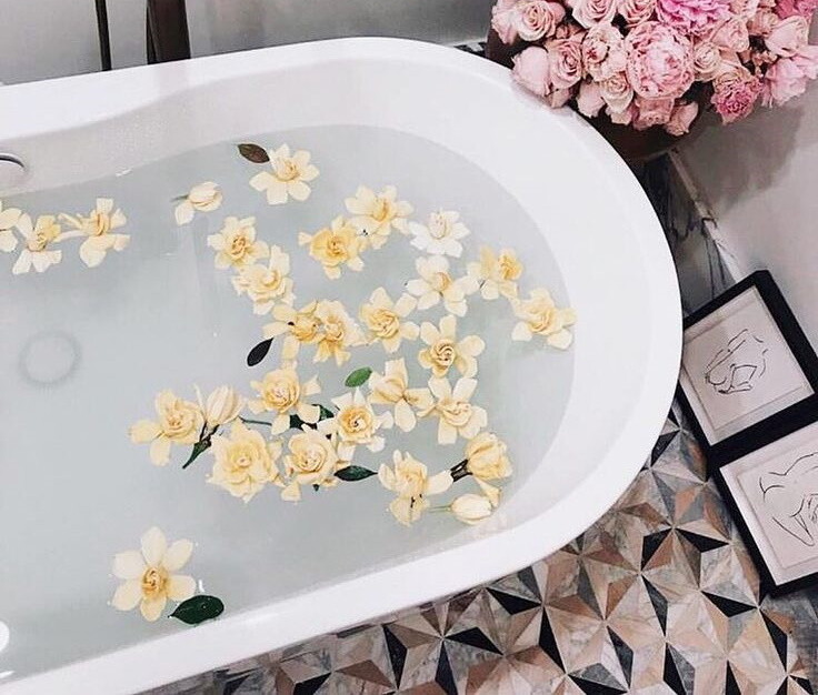 Мощная ванна с белой розой