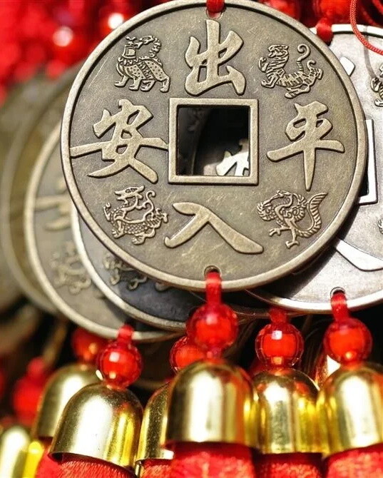 Китайские монеты и колокольчики для привлечения удачи